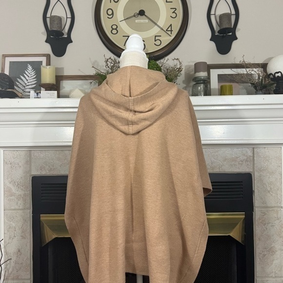 Lou & Grey Tan Hooded Cape with Kangaroo Pockets - Picture 8 of 11